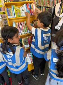 Y1 Pearl Darnall Library Visit